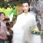 罗云熙邓伦拍戏片场,对甩袖舞,我甩我甩甩甩[允悲.