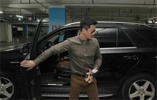 战狼2即将重映,60亿票房的吴京竟然开这么老的车,令人佩服!