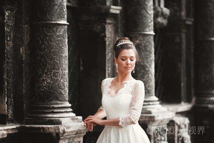 与豪华的白色连衣裙,构成古城中的美新娘