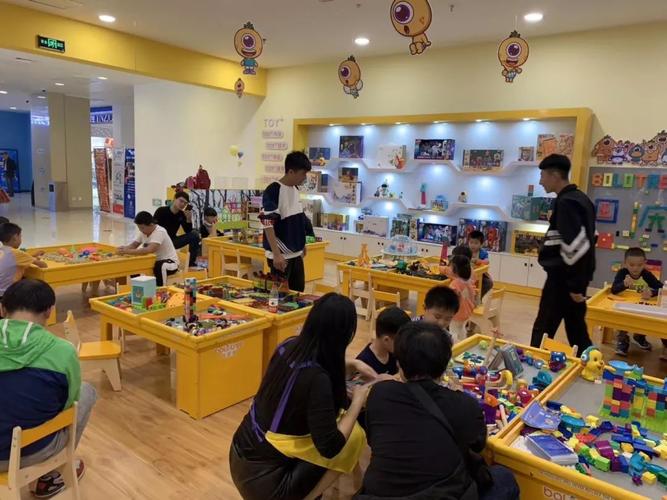 体验馆里把"玩玩玩"与"学学学"结合起来,打造成了一间儿童益智玩具