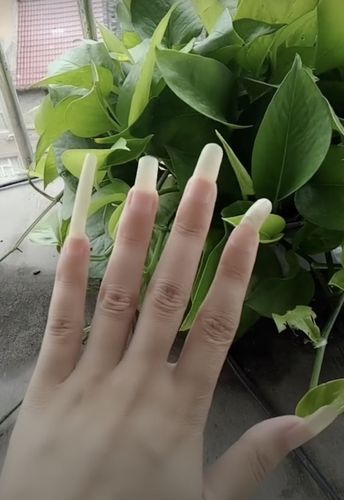 我15岁女生喜欢留长指甲,好看不?你们喜欢长指甲女孩吗