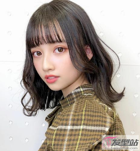 刘海剪到齐眉长度,轻薄空气感的刘海颇有少女感,棕色染发更是使得细软