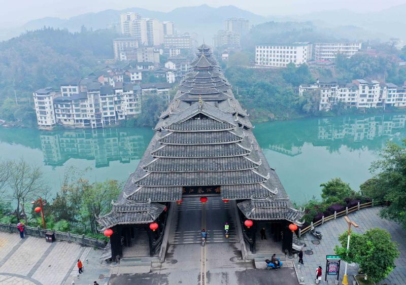 广西柳州三江大侗寨:一江碧水穿城而过 美如仙境