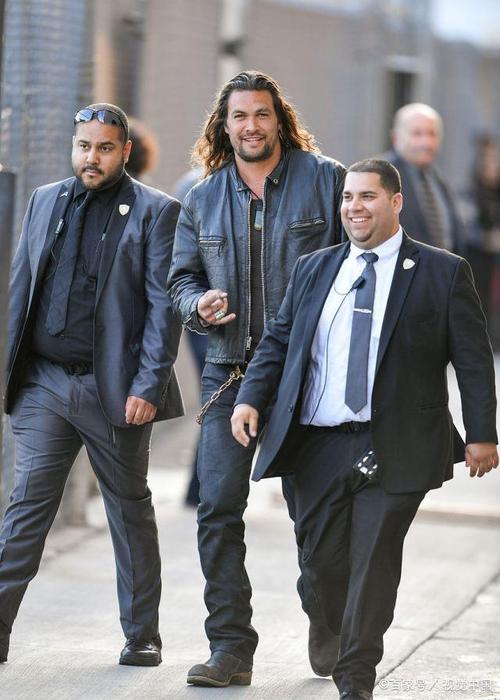 "海王"杰森·莫玛现身街头,保镖身高成亮点,网友:谁