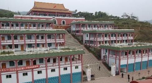 重庆市忠县黄金镇政府如果不是"宫殿"门阙上挂着牌子,谁都不相信它