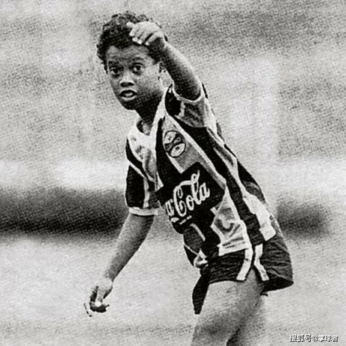 足坛十大球星童年照,美颜一眼认出,你能认出谁?_小时候