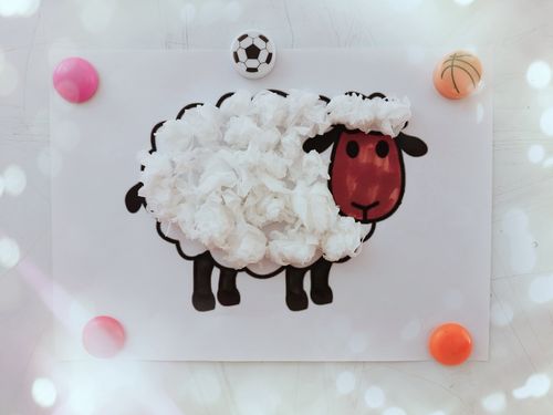 《动物朋友》主题活动——可爱的小绵羊(撕纸粘贴画)