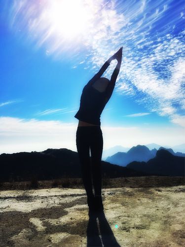 如果难过,就努力抬头望天空吧,望着望着就忘记了痛苦,它那么大,一定