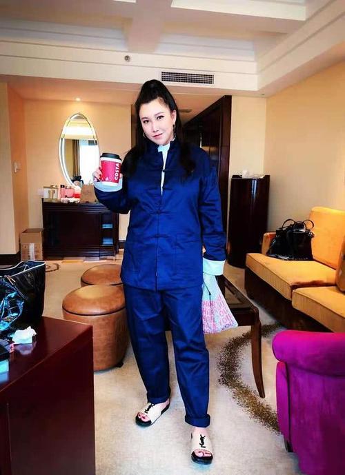 "中年少女"的典范,范湉湉腿粗脸大不碍事,一样打造