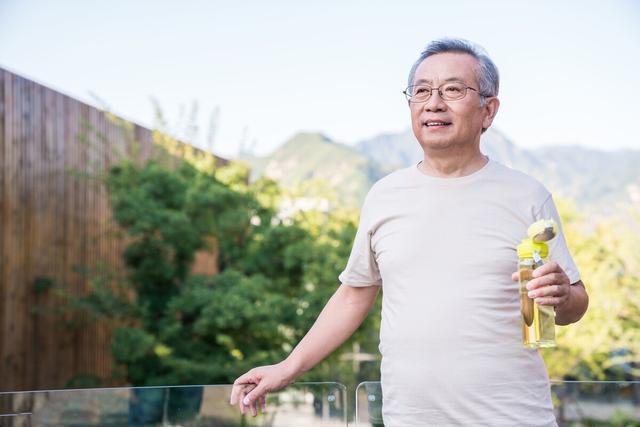 一位65岁退休男人的择偶标准:女人想嫁我,必须要满足这4个条件