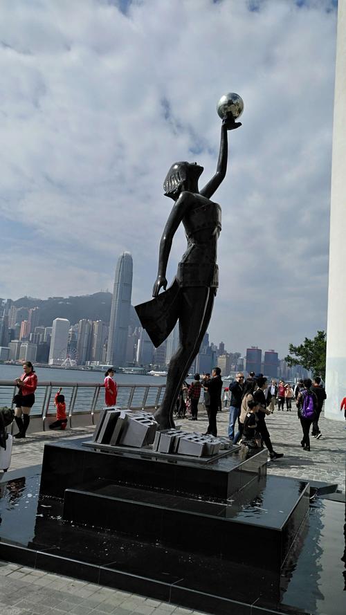 住在维多利亚港旁,一定要去星光大道的,看看香港百位明星留下的痕迹.