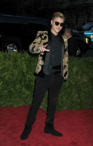 justin bieber身着balmain2015秋冬系列参加met gala,金丝绣龙纹西装