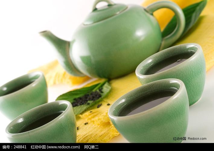 盛满茶水的绿色茶壶茶碗