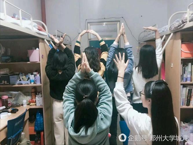 男寝摆出的造型,男生们表示这是第一次寝室合照,觉得非常有意义.