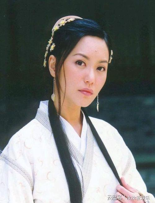 即便是出场次数寥寥可数的张无忌他妈殷素素(郭妃丽饰),也让人印象