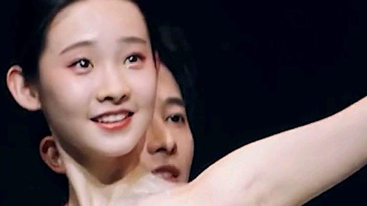 张艺凡与舞伴傅弘奕演绎唯美芭蕾,仿若精灵