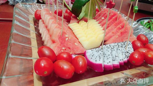 水果拼盘 ,非常精致的摆盘,小番茄,西瓜,哈密瓜,火龙果等,很新鲜