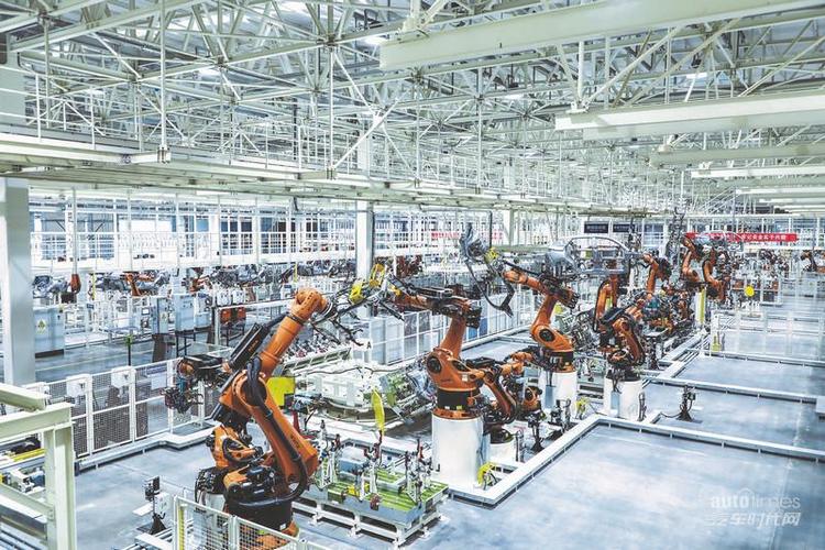 "在建厂之初,大乘汽车现代化工厂以"智能制造"为主线,让工厂拥有"
