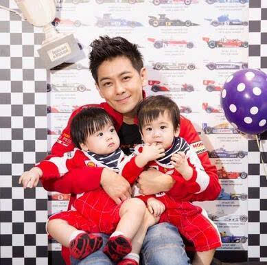 林志颖双胞胎儿子满周岁 穿法拉利车衣玩抓周萌爆