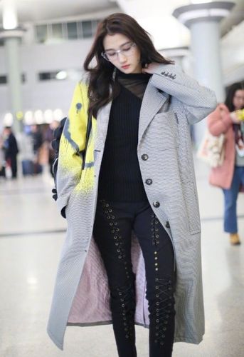 关晓彤终于穿对了!穿大衣配紧身裤气场强大,一双大长腿实名羡慕