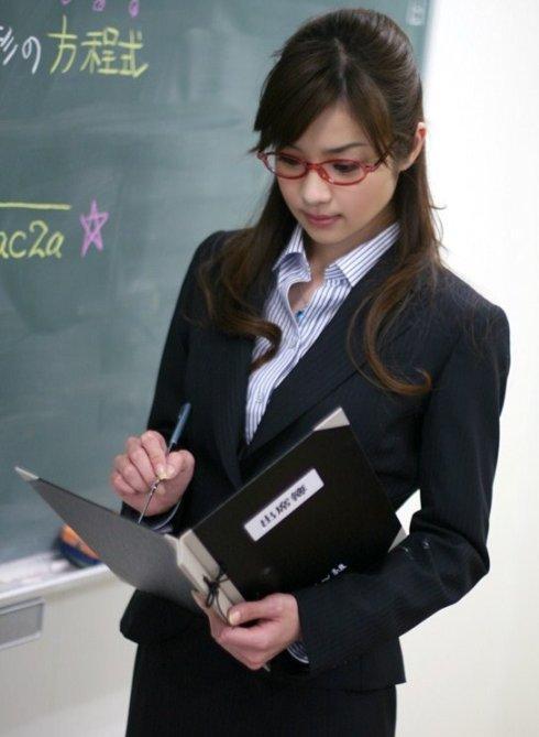 教师统一着装有无必要?网友争论不休