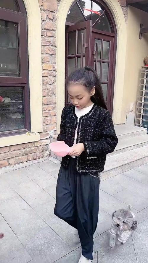 焱娃娃一出门后面就有两个狗跟着没有朋友只能和它们玩