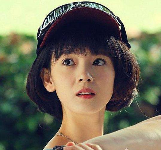 小编最初认识这位小花还是剧版《致青春》里饰演的郑微,从年少无知到