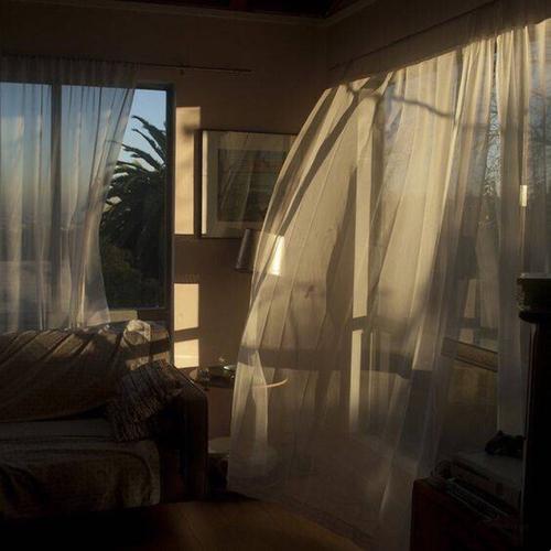 被风轻轻吹起的窗帘,外面是让人舒服的暖阳,感觉很美好的样子.