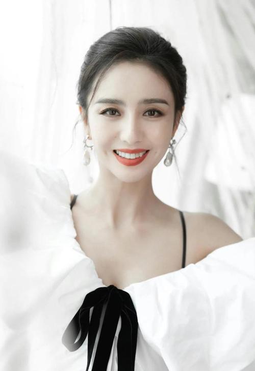 佟丽娅真招摇,低胸装性感迷人,上演动静之美