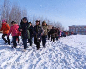 学生在冬天跑步图片