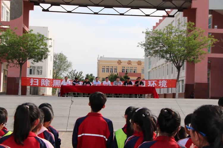 张向东副校长宣读了乌丹五中落实《赤峰市人民检察院检察