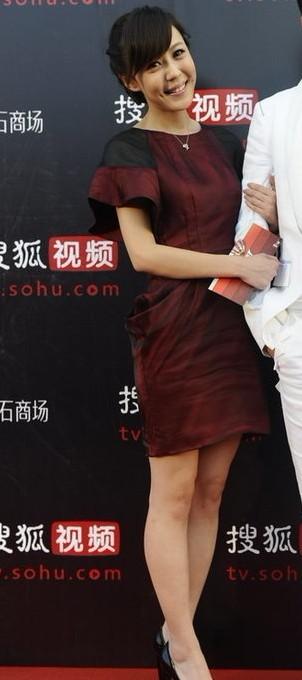盛典时尚点评:李金铭枣红短裙亮相