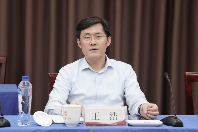 嘉定区副区长王浩来我校调研教育教学工作