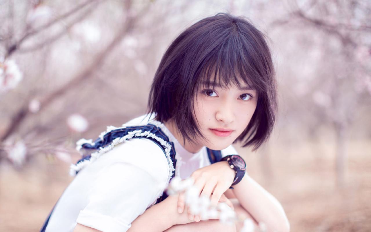 沈月清爽甜美户外写真图片桌面壁纸