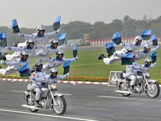 58人骑一辆摩托车,还能各种花式表演,为何印度阅兵钟爱摩托?