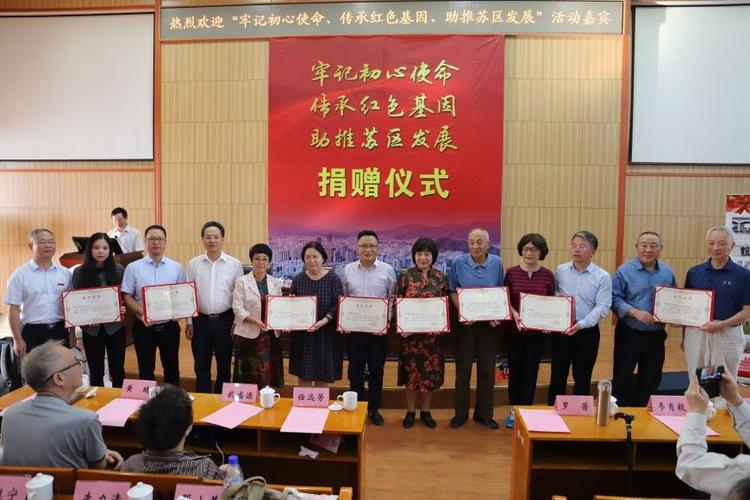 专家学者和企业家一行40多人,在市委教育工委书记,市教育局局长罗初辉