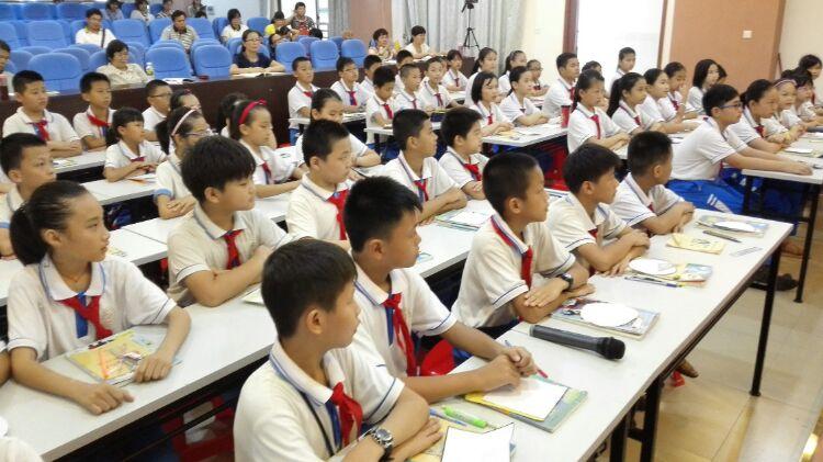 学生坐姿端正,精气神十足,认真听课,积极参与各个教师的课堂