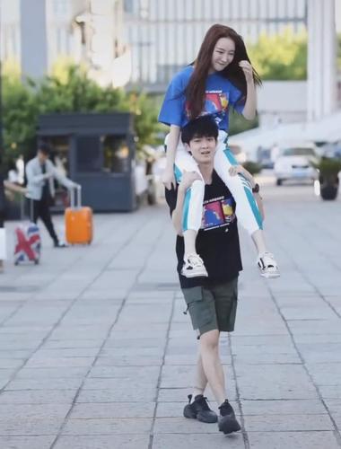 穿运动裤腿比男生还长的美女,骑在男友的肩膀,像极了"父女"!