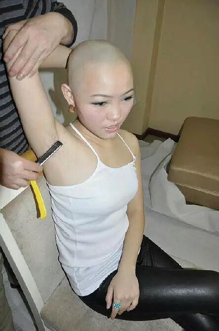 女人剃光头