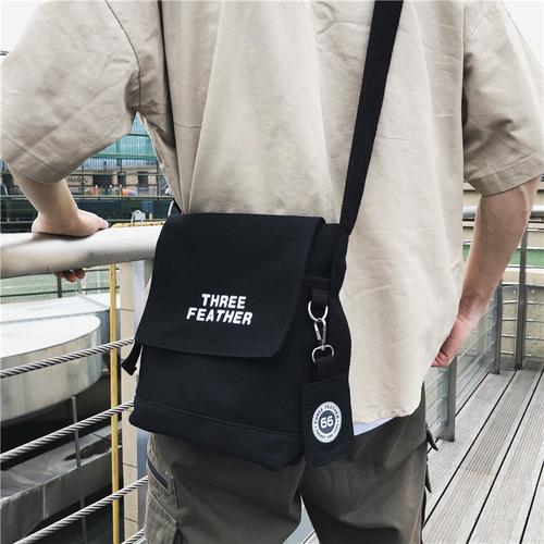 男生斜挎包港风2020新款单肩包韩版潮牌学生帆布包青少年男女背包