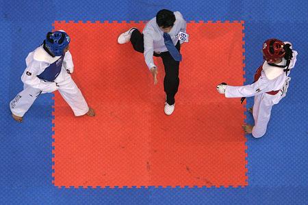 图文:跆拳道世锦赛女子59kg 裁判维持秩序