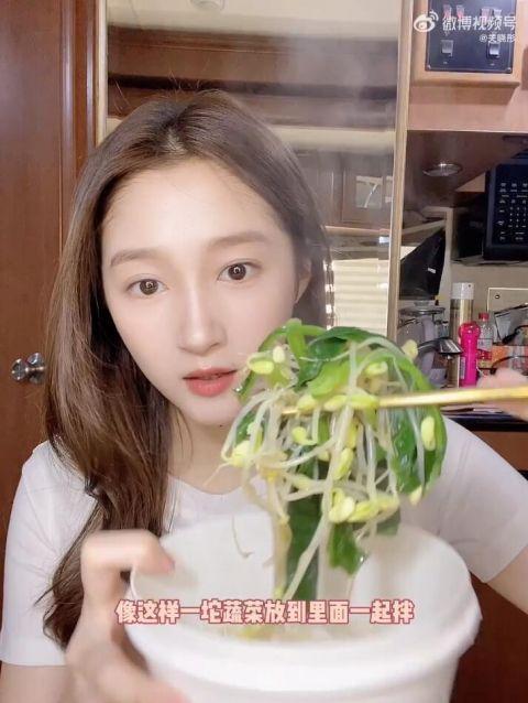 3月2日,关晓彤在社交平台晒出自己最新的吃播视频,并附文:"「梁爽的吃