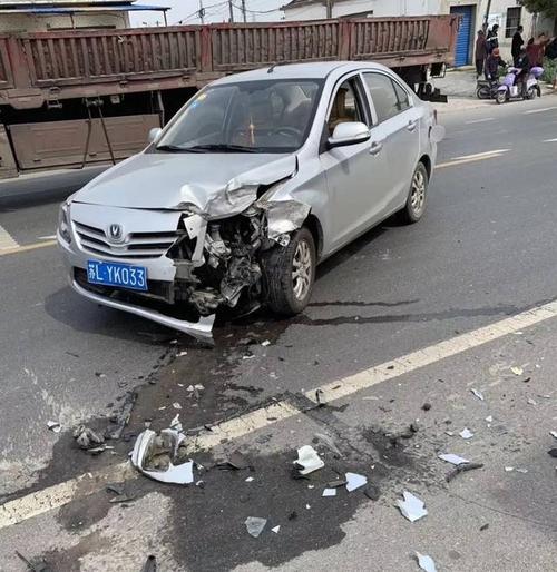 现场惨烈!镇江一汽车与三轮车相撞,车头全烂掉了,3人倒地不起