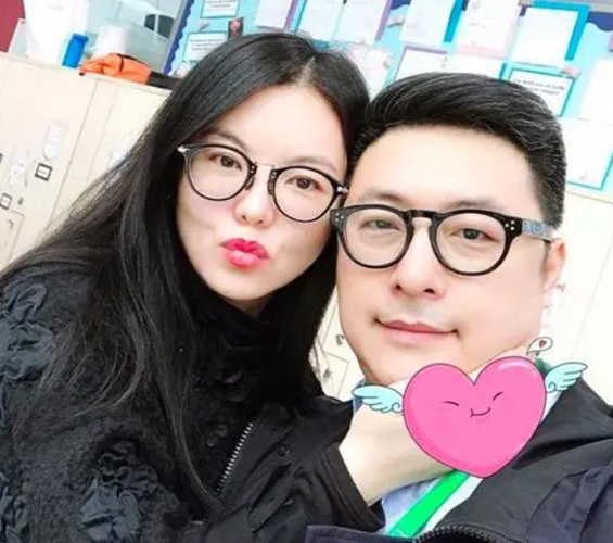 近期,王岳伦新女友的身份曝光,据说是拥有千万粉丝网红花珊珊