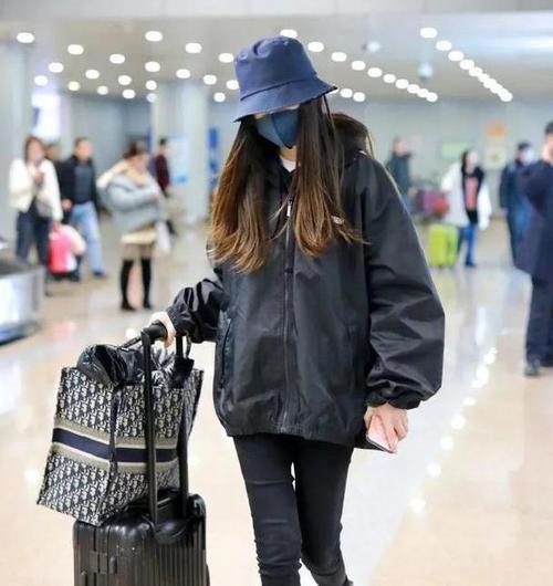 20岁的女明星元旦出游不拿行李箱,只拎tote bag了