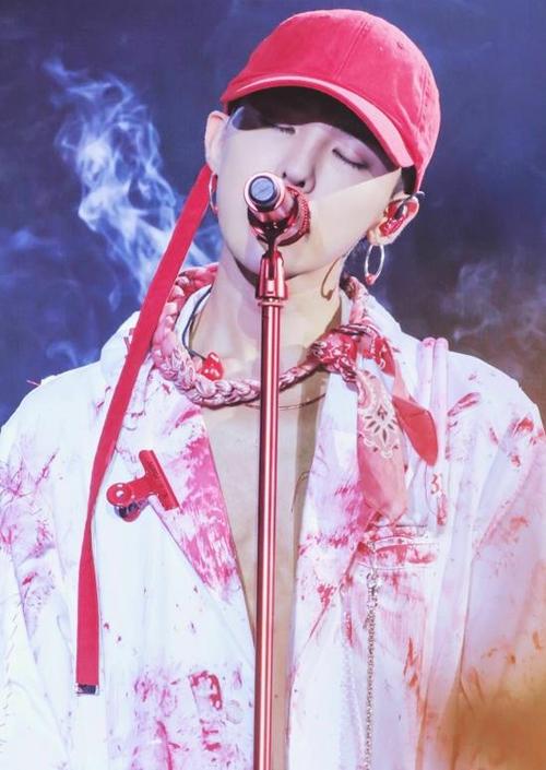 有种帅气叫西装男星,权志龙和金秀贤的迷人,看到宋仲基纷纷让路