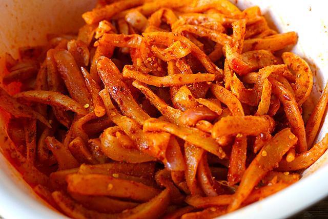 入冬后,我家萝卜干这样腌,3天就能开吃,又脆又下饭,太好吃了