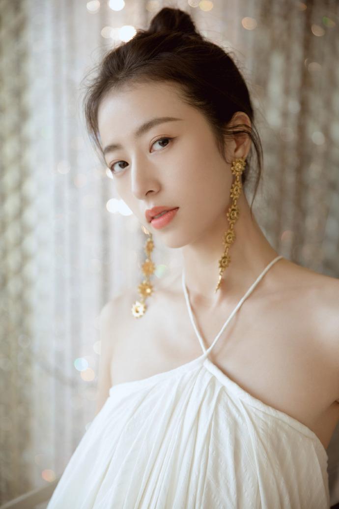 相关图片 周雨彤百变风情大片写真图片(9张) 周雨彤唯美养眼复古风活