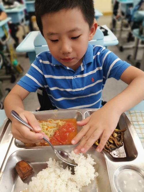 小学生,好好吃饭