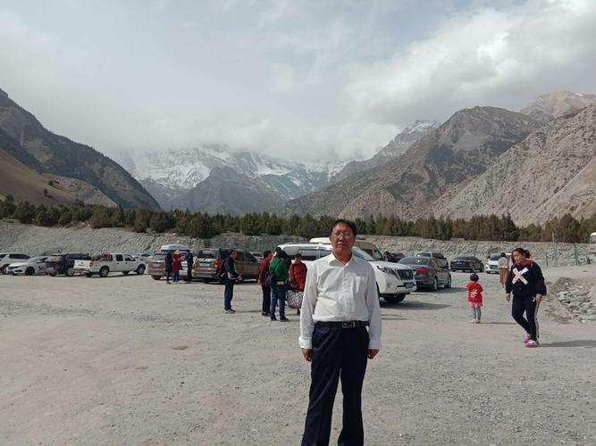 新疆克州阿克陶县的"奥依塔克雪山"